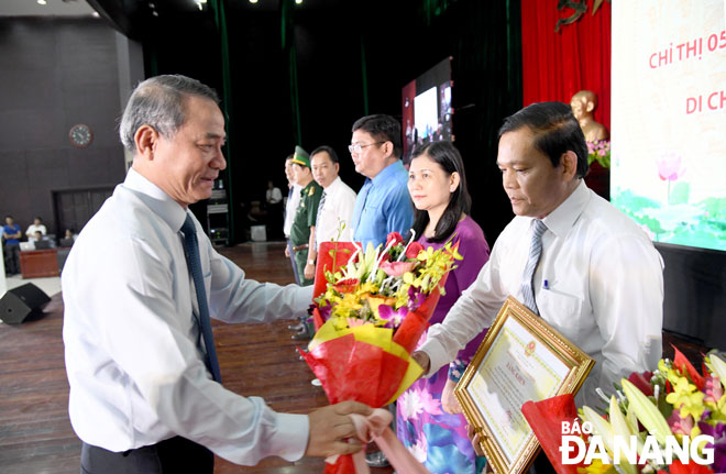 Bí thư Thành ủy Trương Quang Nghĩa (trái) tặng Bằng khen cho các tập thể điển hình tiêu biểu. 