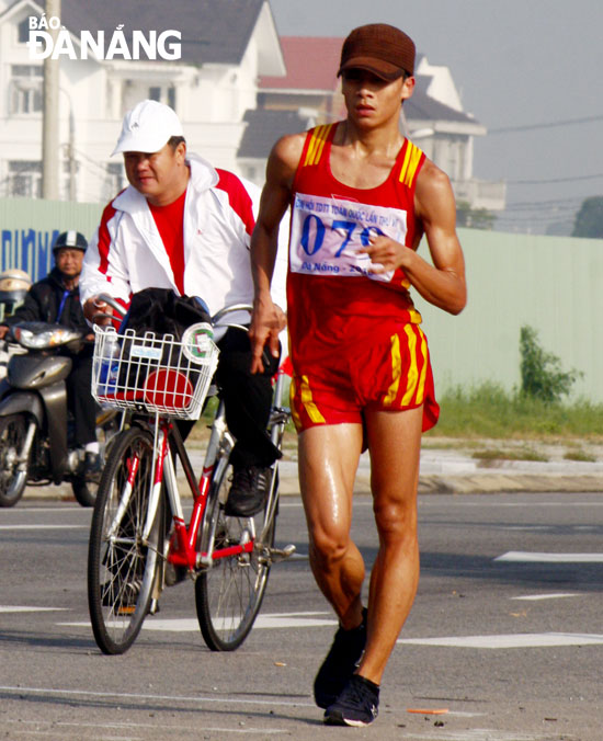 VĐV Nguyễn Thành Ngưng đã giành HCV đầu tiên cho Điền kinh Đà Nẵng ở nội dung đi bộ 20km nam. Ảnh: ANH VŨ