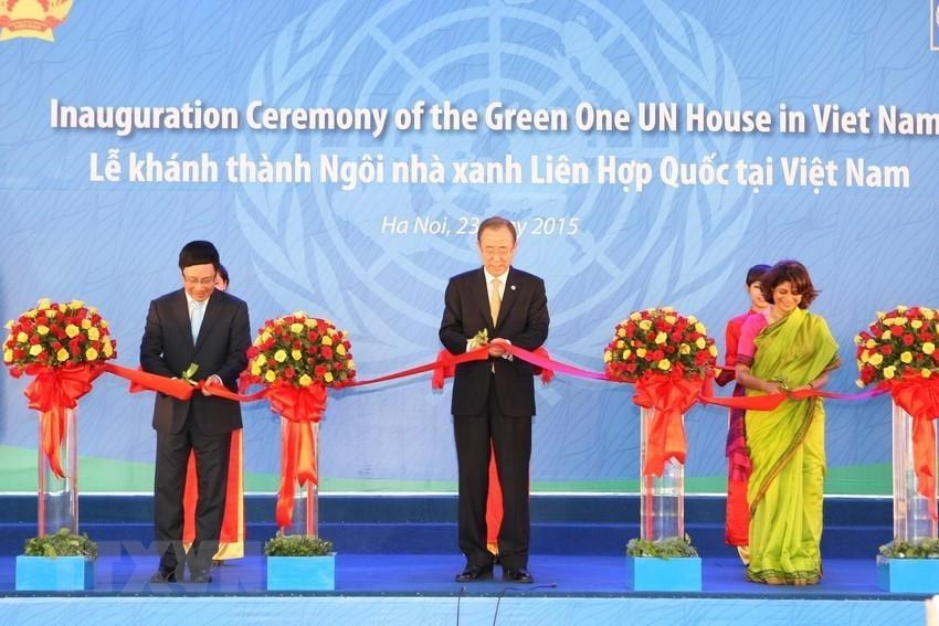 Ngày 23-5-2015, tại Hà Nội, Tổng Thư ký Liên hiệp quốc Ban Ki-moon (giữa) và Phó Thủ tướng, Bộ trưởng Bộ Ngoại giao Phạm Bình Minh cắt băng khánh thành Ngôi nhà xanh Liên hợp quốc tại Việt Nam. (Ảnh: Phạm Kiên/TTXVN)