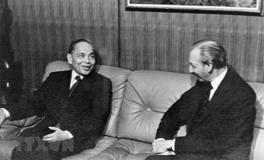 Tổng Thư ký Liên hợp quốc Kurt Waldheim tiếp Bộ trưởng Ngoại giao Nguyễn Duy Trinh, ngày 20-9-1977, tại Kỳ họp thứ 32 Đại hội đồng Liên hợp quốc ở New York (Mỹ). Kỳ họp đã thông qua Nghị quyết công nhận Việt Nam là thành viên của Liên hợp quốc. (Ảnh: Tư liệu TTXVN)