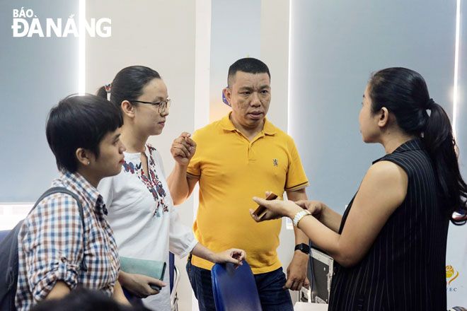 Mr Tran Manh Huy, the founder of the AI Fuel tech startup project, talking to the Da Nang startup community