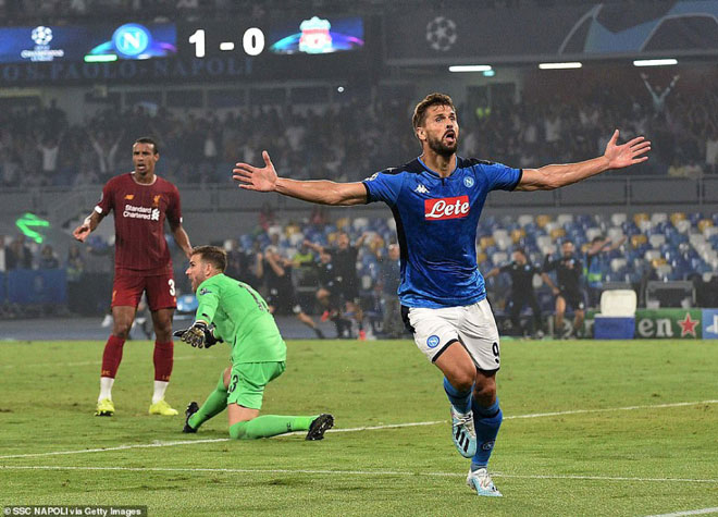 Sai lầm của van Dijk đã tạo cơ hội cho Lllorente (áo xanh) ấn định chiến thắng 2-0 cho Napoli trong trận mở màn vòng bảng UCL 2019-2020, bảng E. Ảnh: Dailymail.