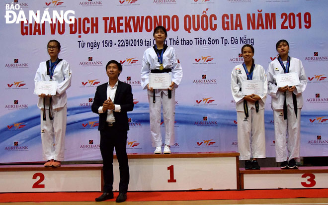 VĐV Trần Thanh Tâm (bìa phải) đã giành HCĐ nội dung đối kháng hạng cân nữ đến 67kg cho Đà Nẵng.  Ảnh: ANH VŨ