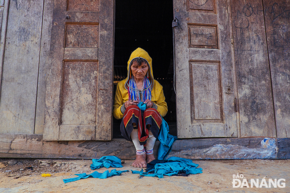 An old Gie Trieng woman in an ancient wooden house.