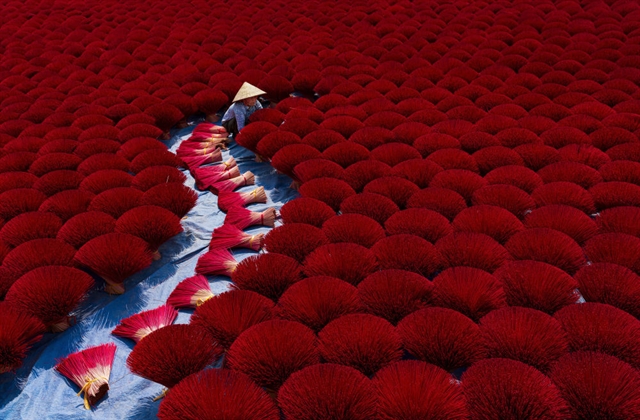 Incense work by Khánh Phan. — Photo courtesy of the artist Read more at http://vietnamnews.vn/life-style/535580/four-vietnamese-photographers-become-agora-award-finalists.html#jGKwpvODxljB3R8p.99