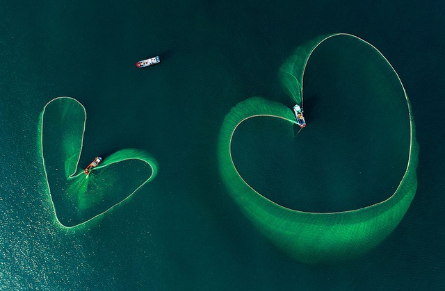  Hearts on the Sea by Nguyễn Phan Xuân  Read more at http://vietnamnews.vn/life-style/535580/four-vietnamese-photographers-become-agora-award-finalists.html#jGKwpvODxljB3R8p.99