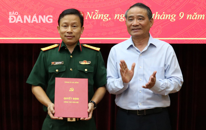  Bí thư Thành ủy Trương Quang Nghĩa (phải) trao quyết định của Ban Bí thư Trung ương Đảng cho Đại tá Đoàn Duy Tân, Chính ủy Bộ Chỉ huy Quân sự thành phố.