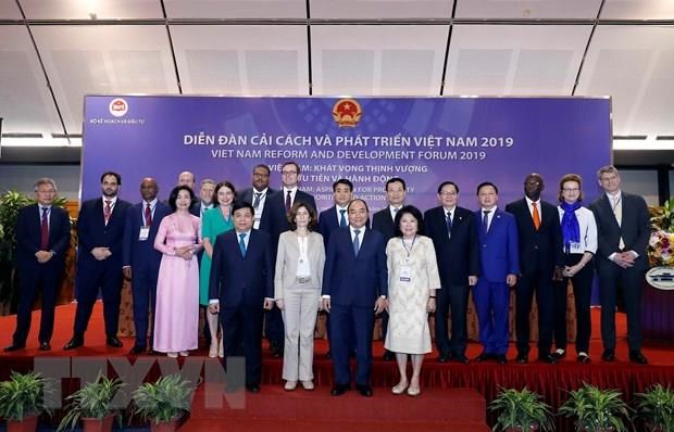 Prime Minister Nguyen Xuan Phuc in a group photo with participants at the forum (Photo: VNA)