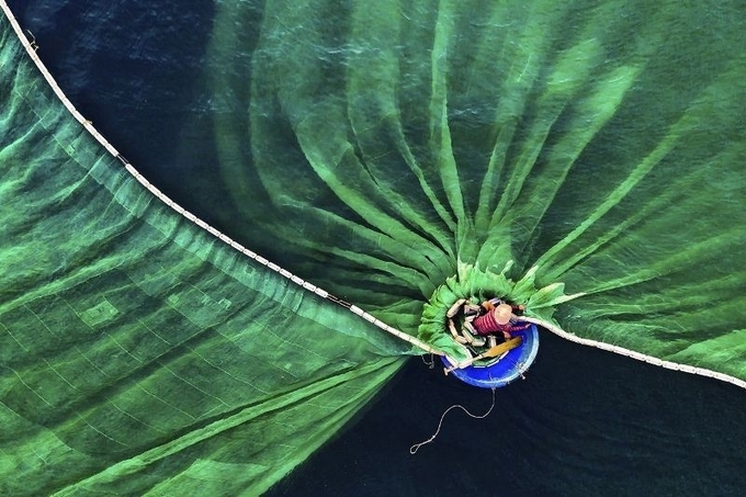 Vietnamese photographer Le Van Vinh has won the first prize in the ‘people in nature’ category at the 2019 