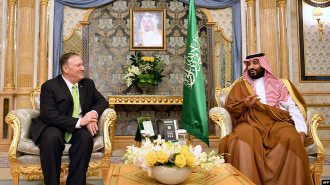 Ngoại trưởng Mỹ Mike Pompeo (trái) đến Saudi Arabia, gặp gỡ Thái tử Mohammed bin Salman để bàn giải pháp trả đũa Iran.    			                  Ảnh: AFP