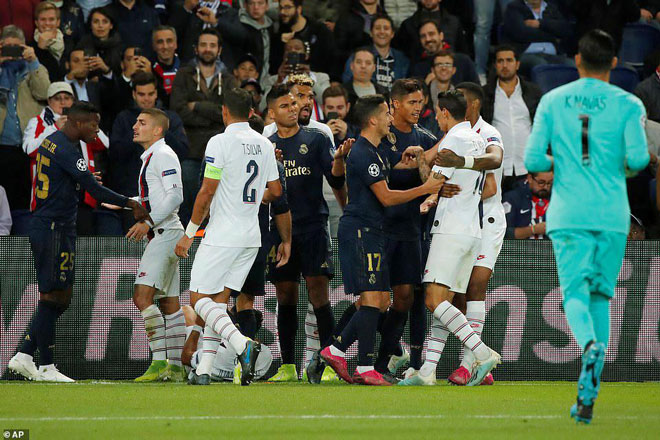 Thất bại trước Paris Saint-Germain (áo trắng) khiến các cầu thủ Real Madrid (áo xanh) không giữ được bình tĩnh trong một số thời điểm của trận đấu.  			     Ảnh: AP