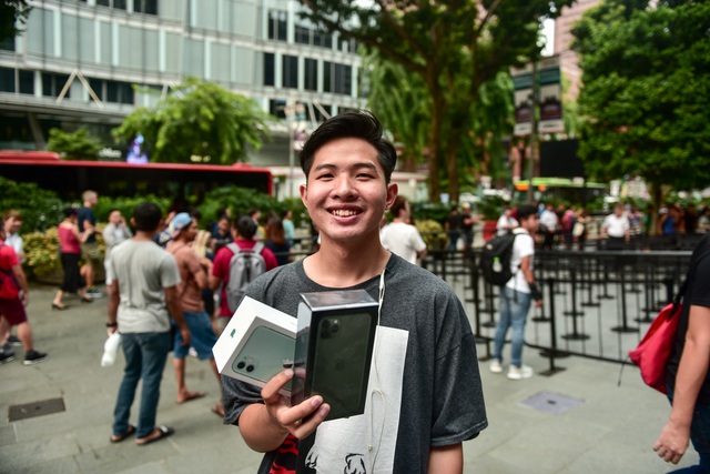Người Việt Nam đầu tiên sở hữu iPhone 11 tại Singapore.