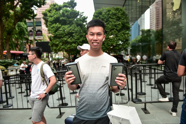 Anh Nguyễn Quốc Ngọc, một trong số những người đầu tiên trên thế giới sở hữu iPhone 11