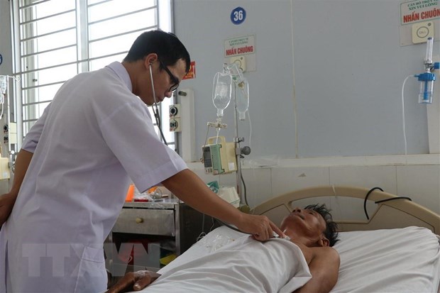 Một bệnh nhân được điều trị tại Khoa Hồi sức tích cực, Bệnh viện đa khoa tỉnh Hà Tĩnh. (Ảnh: TTXVN phát)