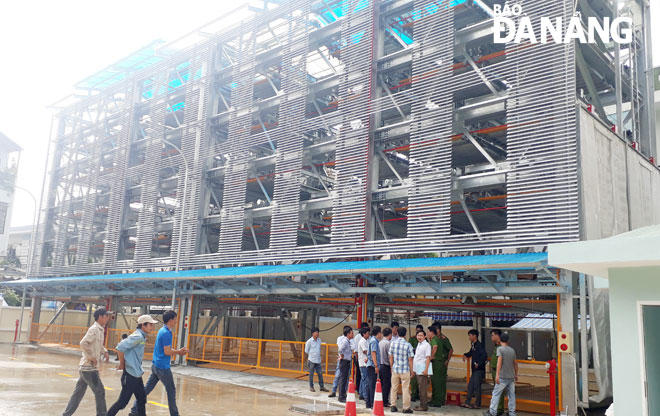  Functional bodies inspecting technical standard of the automatic car park at 255 Phan Chau Trinh before it is put into trial operation