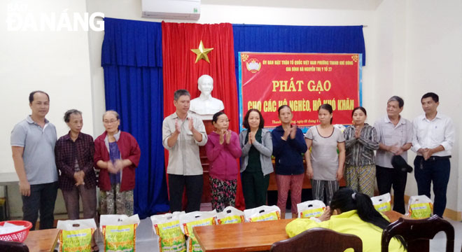 Hộ nghèo của phường Thanh Khê Đông nhận quà tặng của gia đình bà N.T.Y.