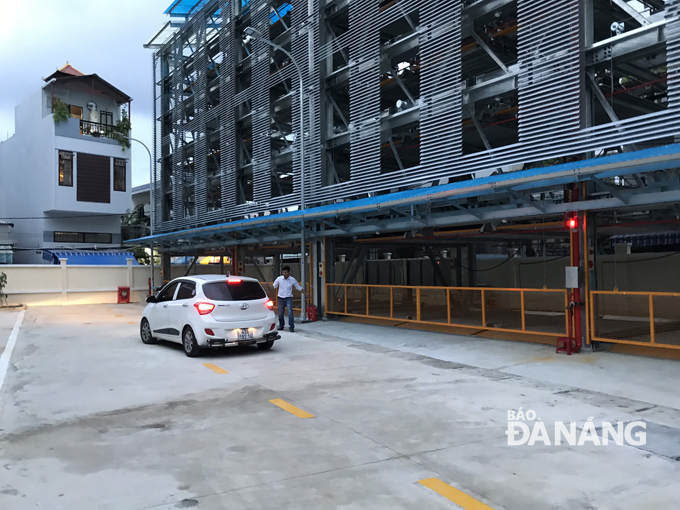 Phương tiện ô tô đầu tiên vào gửi tại bãi đỗ xe thông minh 255 Phan Châu Trinh trong ngày 20-9