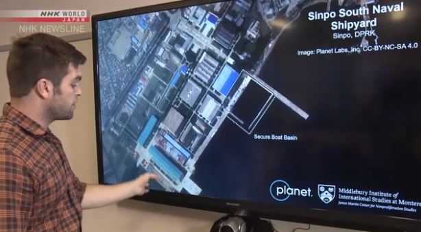 Chuyên gia phân tích hình ảnh vệ tinh tại xưởng đóng tàu Nam Sinpo. Ảnh: NHK