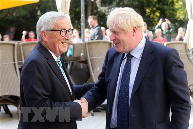 Chủ tịch Ủy ban châu Âu Jean-Claude Juncker (trái) trong cuộc gặp Thủ tướng Anh Boris Johnson tại Luxembourg ngày 16/9/2019. (Ảnh: AFP/TTXVN)