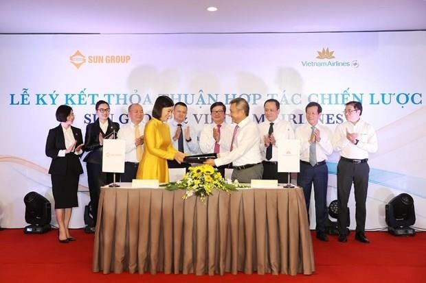 Vietnam Airlines and property developer Sun Group clinch a deal on September 19 to provide customers with new package tours. (Photo: VNA)