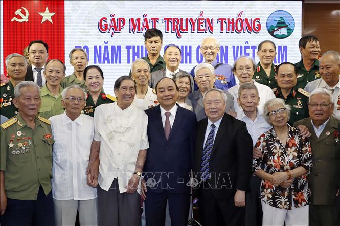Thủ tướng Nguyễn Xuân Phúc và các cựu học sinh Trường Thiếu sinh quân Việt Nam. Ảnh: Thống Nhất/TTXVN