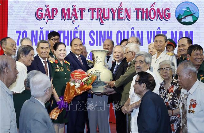 Thủ tướng Nguyễn Xuân Phúc tặng quà lưu niệm cho các cựu học sinh Trường Thiếu sinh quân Việt Nam. Ảnh: Thống Nhất/TTXVN