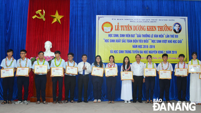 Lãnh đạo quận Ngũ Hành Sơn trao Giải thưởng Lê Văn Hiến năm 2019.