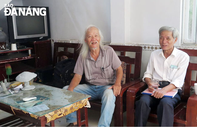 Ông Nguyễn Đức Xuân, Chủ tịch Hội chữ thập đỏ phường Thạc Gián (quận Thanh Khê) đến thăm gia đình ông Nguyễn Đức Chung (bên trái), người được ông quyên tiền hỗ trợ xây nhà. 