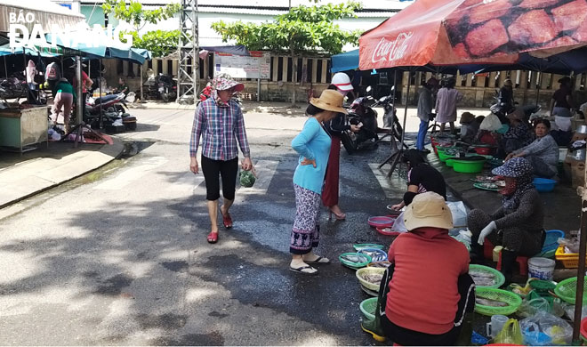 Khu vực xung quanh chợ Phú Lộc có nhiều hộ buôn bán cá, tôm tươi ngồi tràn xuống lòng đường và đổ nước rửa lênh láng, bốc mùi hôi tanh.
