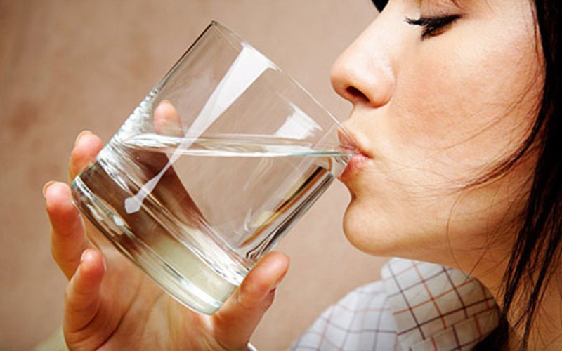 Mỗi lần uống nước nên uống ngụm nhỏ: Mỗi lần uống quá nhiều nước, thận sẽ hấp thu quá nhiều nước, làm tăng tốc độ đi tiểu, khiến lượng nước uống vào sẽ nhanh chóng mất đi, nước không đủ thời gian để đi vào các cơ quan khác.