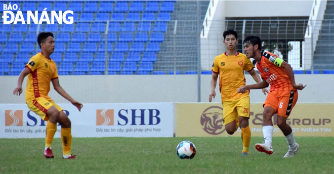 Midfielder Dang Anh Tuan (in orange) making great contributions to SHB's 1-0 win over Thanh Hoa ( in yellow) in Saturday’s match