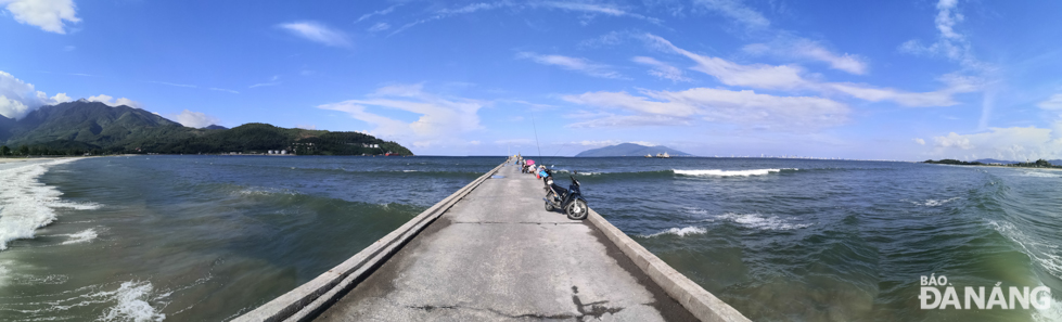  A view of a jetty on the beach seen through wide-angle lens