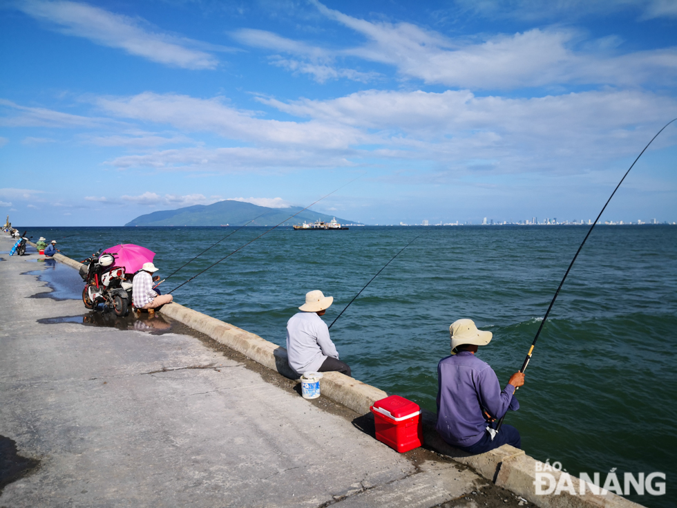  Many locals going fishing at the Kim Lien Bay