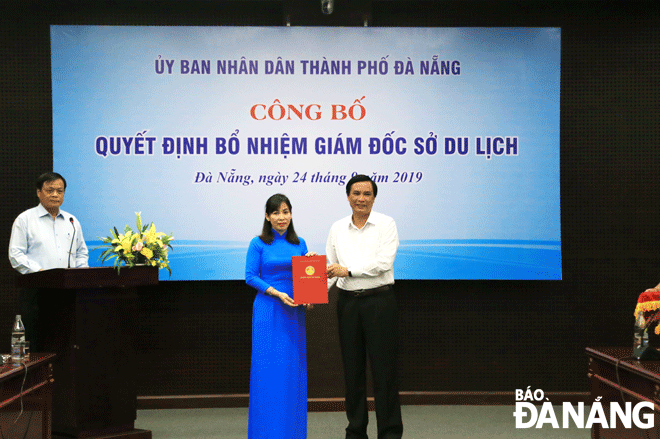 Phó Chủ tịch UBND thành phố Trần Văn Miên trao quyết định của chủ tịch UBND thành phố về việc bổ nhiệm tân giám đốc sở du lịch 