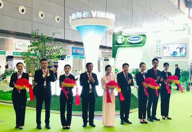 Các đại biểu thực hiện nghi thức khai trương khu vực giới thiệu sản phẩm của Vinamilk tại triển lãm.