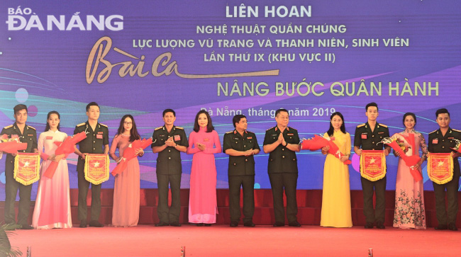Thượng tướng Nguyễn Trọng Nghĩa, Ủy viên Trung ương Đảng, Phó chủ nhiệm Tổng cục Chính trị, Trưởng ban Chỉ đạo Liên hoan tặng hoa cho các đơn vị tham gia liên hoan.
