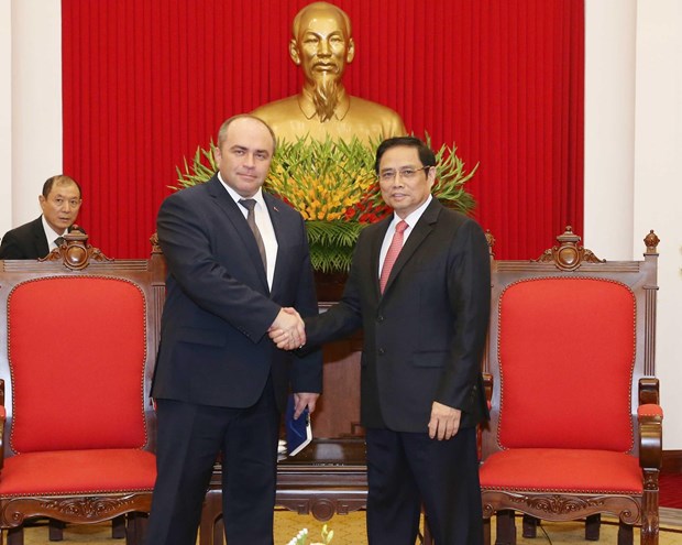 Politburo member of the Communist Party of Vietnam (CPV) Pham Minh Chinh (R) and Belarusian Deputy Prime Minister Igor Lyashenko (Photo: VNA)