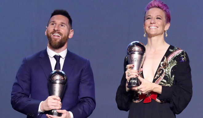 Lionel Messi (trái) và Megan Rapione trong thời khắc được trao giải thưởng “Cầu thủ xuất sắc nhất FIFA 2019”. Ảnh: FIFA