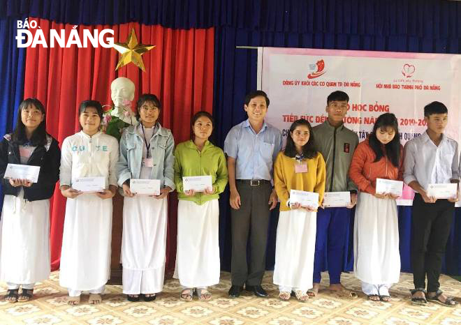 Học học sinh khó khăn vùng cao huyện Tây Giang nhận học bổng (Ảnh: Đảng ủy Khối các cơ quan thành phố)