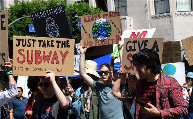 Người dân tham gia tuần hành chống biến đổi khí hậu tại Los Angeles, California, Mỹ, ngày 20/9. Ảnh: AFP/ TTXVN