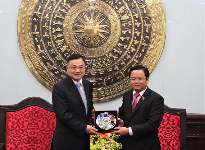 Vice Chairman Le Minh Trung (right) presenting a momento to Mr Liu Handong 