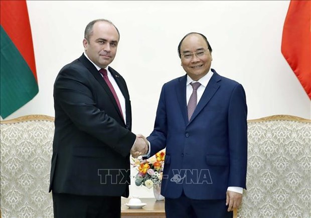 Prime Minister Nguyen Xuan Phuc (R) and Belarusian Deputy PM Igor Lyashenko (Source: VNA)