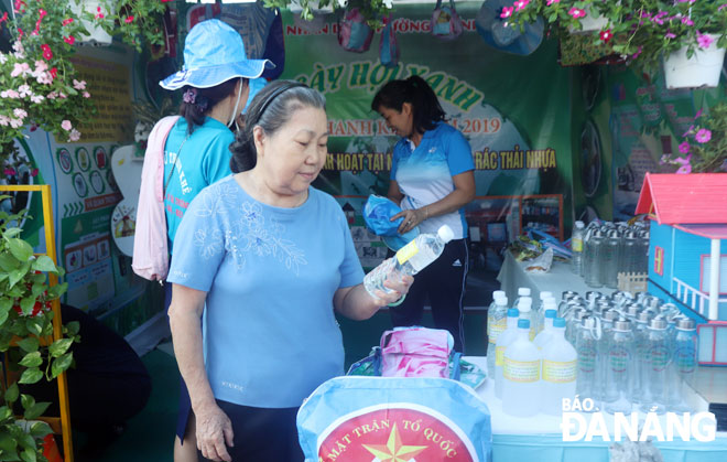 Túi xách, mũ nón, nước rửa chén... được các hội viên Hội LHPN quận Thanh Khê tự làm thu hút sự quan tâm của người dân.