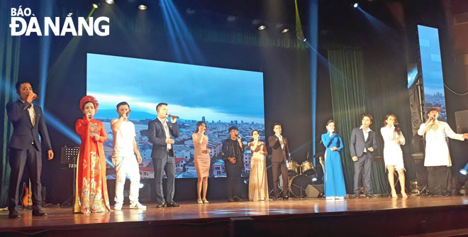 Một tiết mục biểu diễn tại đêm chung kết hội thi Giọng hát hay quận Thanh Khê mở rộng lần thứ nhất.
