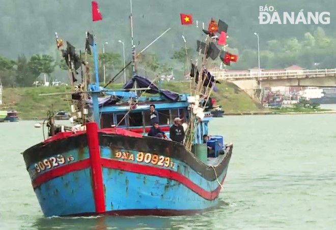 9 ngư dân trên tàu cá ĐNa 90929 TS bị chìm ở vùng biển Hoàng Sa đã được tàu cá của tỉnh Quảng Ngãi cứu vớt an toàn. (Ảnh chụp vào sáng 29-8-2019 tại Âu thuyền và Cảng cá Thọ Quang).