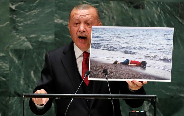 Tổng thống Thổ Nhĩ Kỳ Recep Tayyip Erdogan giơ bức ảnh một em bé Syria chết đuối trong quá trình di cư khi kêu gọi lập một vùng an toàn tại Syria. 