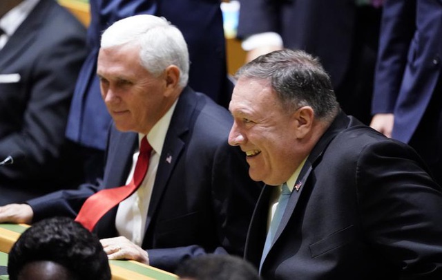 Phó tổng thống Mỹ Mike Pence (trái) và Ngoại trưởng Mike Pompeo có mặt tại phòng họp toàn thể của Đại hội đồng Liên Hợp Quốc.