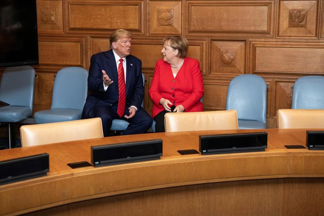 Tổng thống Mỹ Donald Trump trò chuyện riêng với Thủ tướng Đức Angela Merkel.