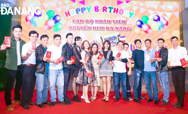 Một hoạt động chăm lo đời sống đoàn viên, người lao động được chị Đoàn Thị Minh Thu (thứ 7, trái sang) và Ban Chấp hành Công đoàn cơ sở Công ty TNHH MTV Thương mại Nguyễn Kim Miền Trung tổ chức.