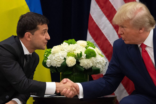 Tổng thống Mỹ Donald Trump gặp gỡ người đồng cấp Ukraine Volodymyr Zelenski (trái) bên lề cuộc họp Đại hội đồng Liên Hợp Quốc ở New York ngày 25-9. Ảnh: AFP